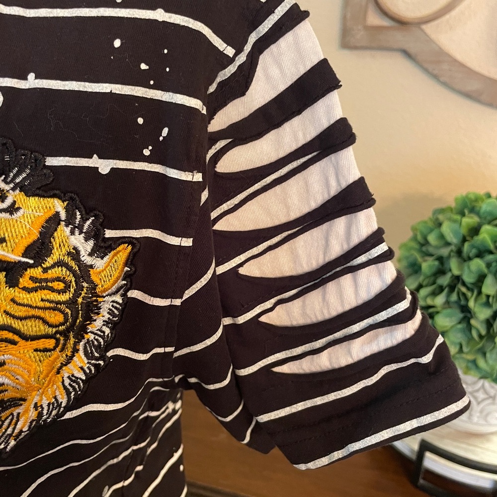 Like New Switch Remarkable Limited Edition Retro Razor Cut Tiger Patch Tee - Picture 6 of 13